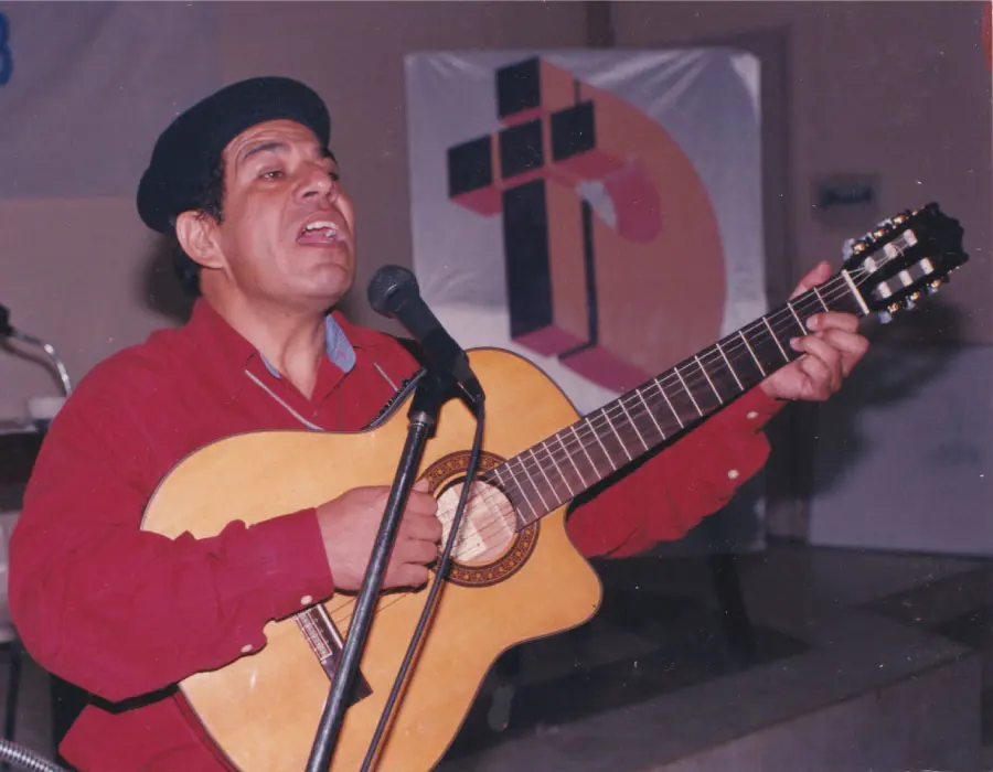 Pedro Nelson Méndez cantando con la guitarra