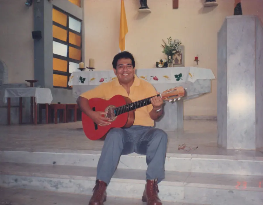 Pedro Nelson Méndez alabando en la capilla