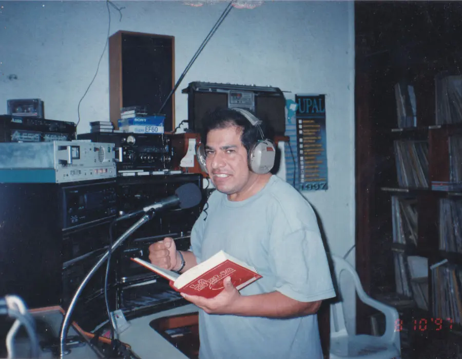 Pedro Nelson Méndez en los estudios de la radio