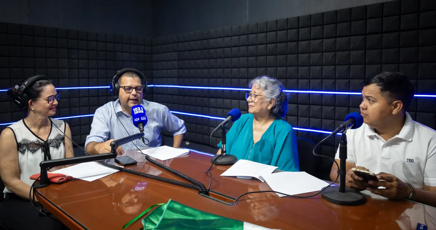 Programa en vivo en los estudios de Radio Carisma