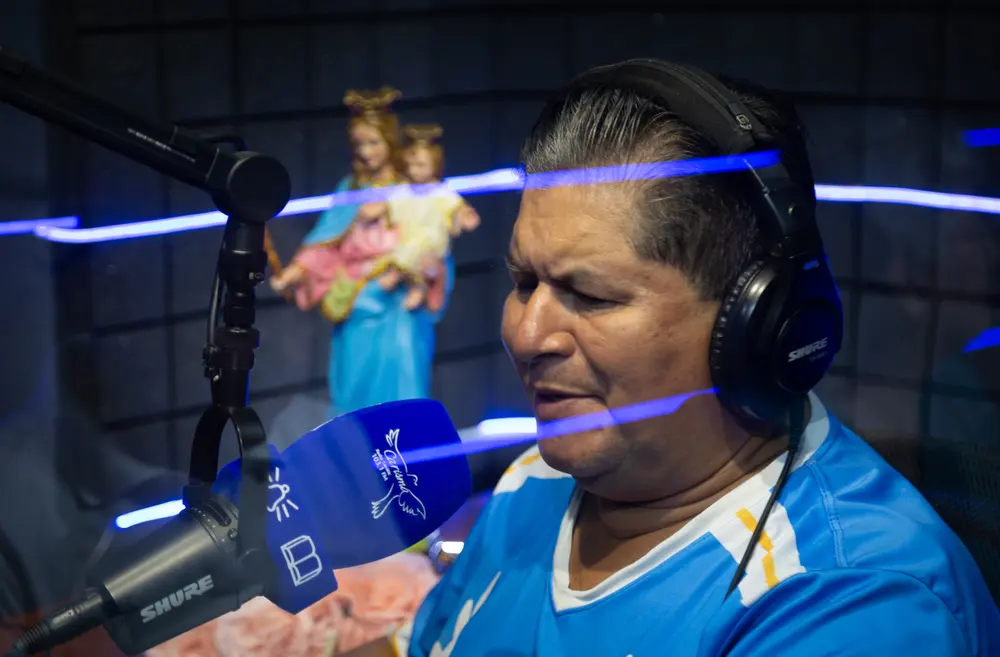 Locutor en cabina