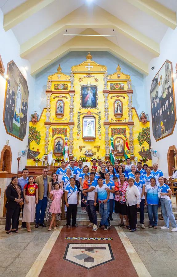 Comunidad reunida en el templo
