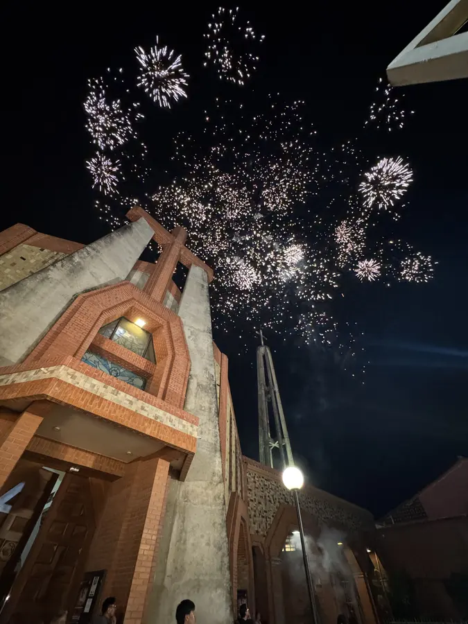 Fuegos artificiales sobre el templo