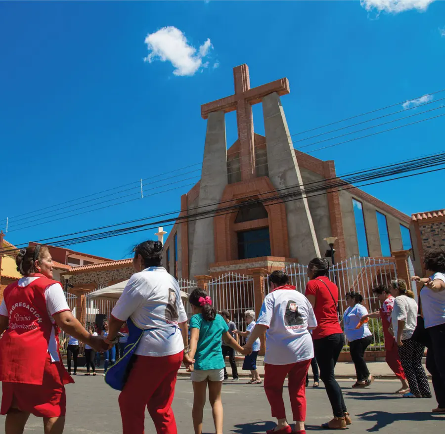 Procesión frente al templo